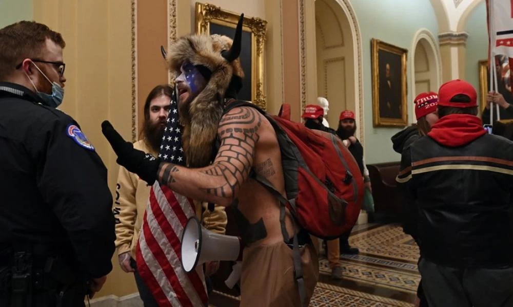 Στα χέρια των αρχών ο άνδρας με τα κέρατα που έκανε "ντου" στο Καπιτώλιο